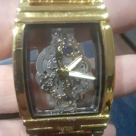 Luxurious Gold Men's Mechanical Watch - Picture 3 of 5